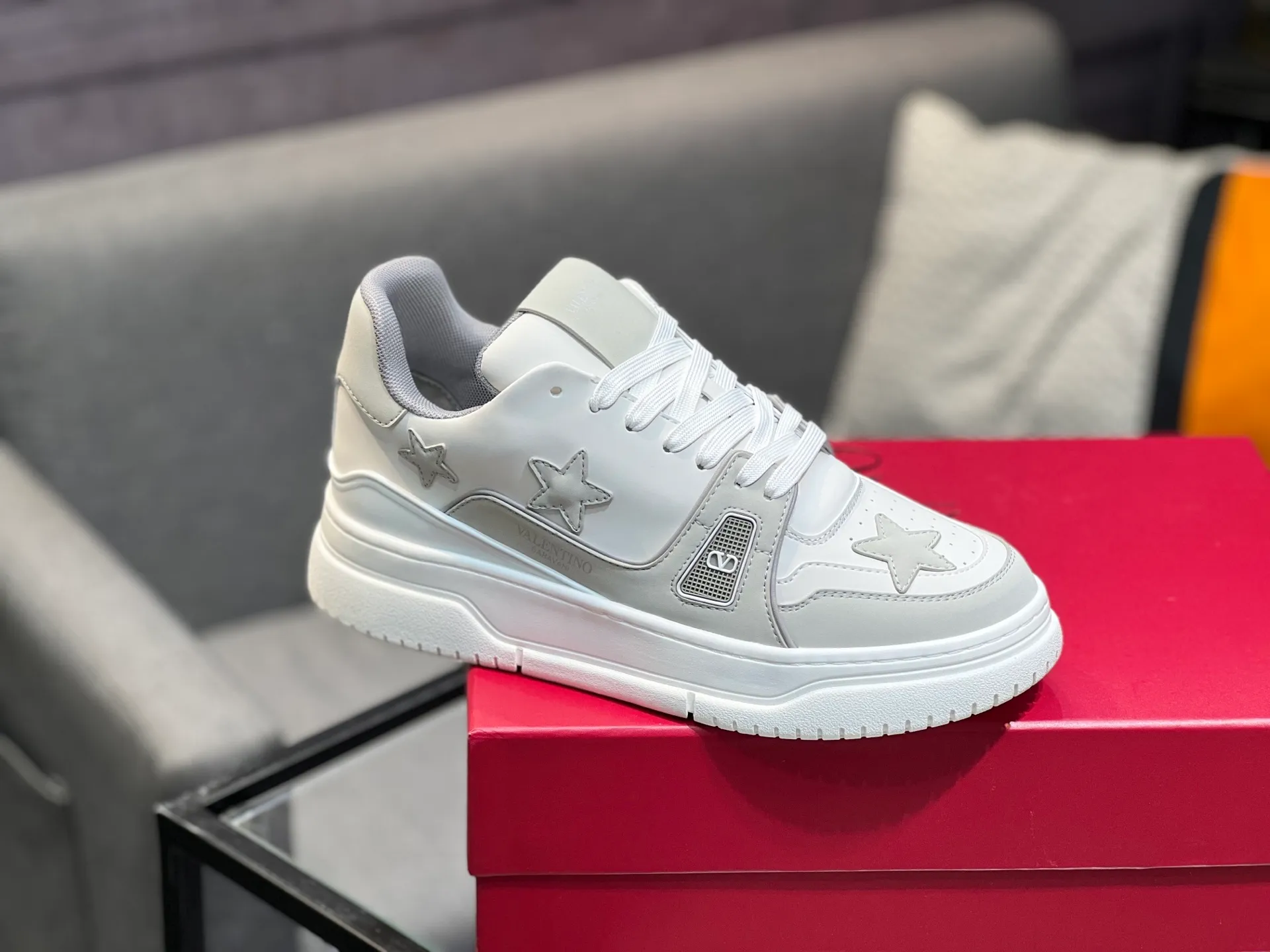 Men's Men's Shoes 💰660 Valentino 2023 early autumn new star shoes are now online! Wang Hedi and Ren Jialun have been worn by many celebrities. Who can refuse the same couple shoes as Wang Hedi! The design of Stars Stab My Heart is cool and spicy. The material of the shoes is cowhide, and every color is beautiful! Size 35-40, men’s size 39-44 (women’s 41, men’s 38, 45🉑️customized)
